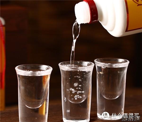 白酒与友谊的见证，让白酒成为友谊的桥梁和纽带