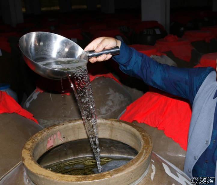 刚酿好的白酒有苦味是怎么回事？