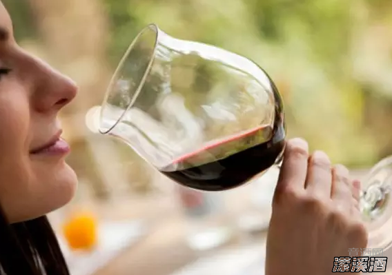 正确喝葡萄酒的姿势，从香气开始