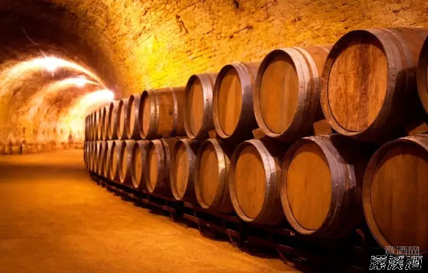 酿酒过程中，橡木桶都起到了什么作用？